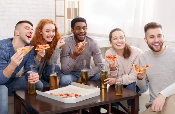 Amigos comendo pizza e assistindo filme de comédia — Fotografia de Stock