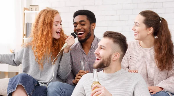 Divertissement. Amis chantant karaoké à la maison — Photo