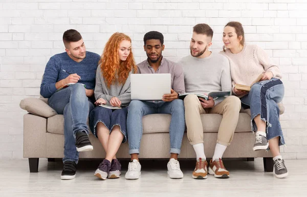 Students preparing for exams together, sitting on sofa — Stock Photo, Image