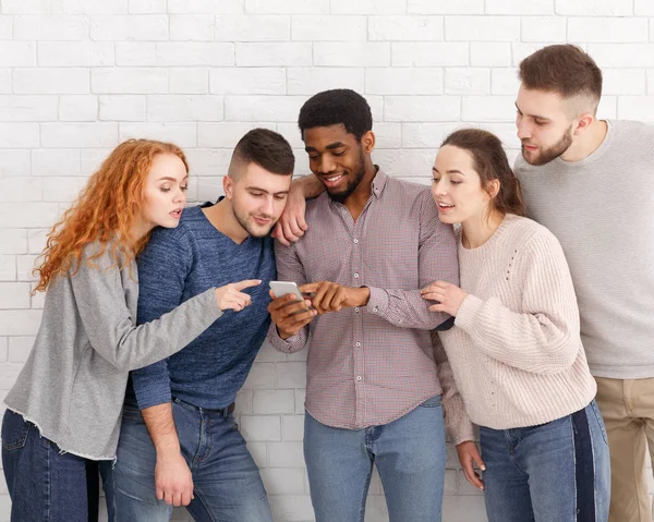 Homem mostrando vídeo no telefone para os amigos — Fotografia de Stock