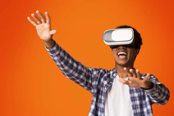 African-american guy with vr glasses, orange background — Stock Photo, Image