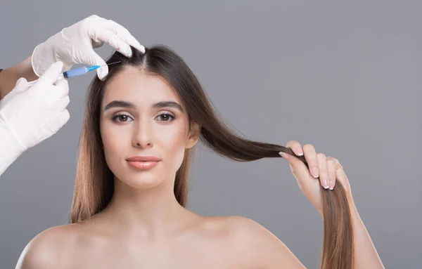 Mulher recebendo injeção de cosméticos na cabeça, espaço livre — Fotografia de Stock