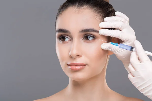 Retrato de mulher jovem atraente fazendo injeções cosméticas — Fotografia de Stock