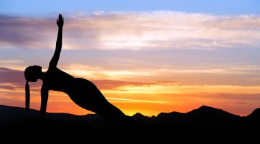 Gün batımı yoga kavramı