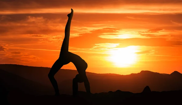 Sonnenuntergang Yoga-Konzept — Stockfoto