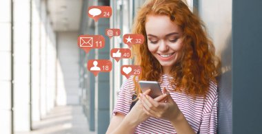 Blogger telefon kullanarak sosyal medya bildirim simgeleri