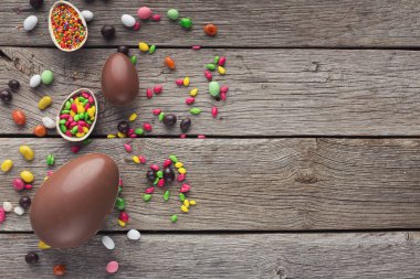 Çikolata yumurta ve renkli şekerler sınır