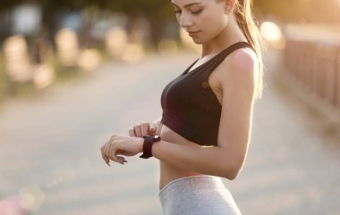 Modern kadın fitness izci üzerinde egzersiz verileri kontrol