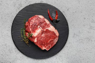 Pişirmeye hazır çiğ et, üst görünüm