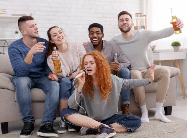 Karaoke yapmak. Arkadaşlar eğlenmek, şarkılar şarkı