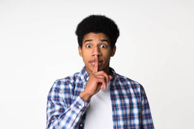 Sadece konuşma. Genç sessiz jest yapma, ışık arka plan