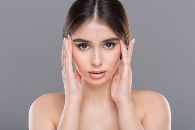 Genç güzel kadın Masaj Onu yüz kapatmak