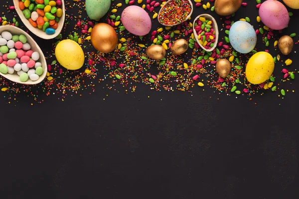 Граница цветных и шоколадных яиц — стоковое фото