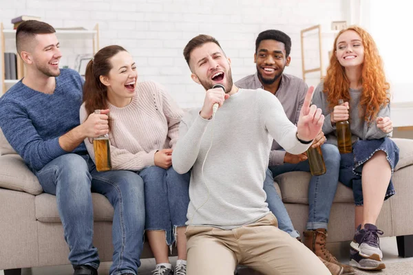 Home party. Students singing songs, spending time together — Stock Photo, Image