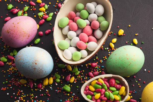 Шоколадное яйцо и красочные конфеты — стоковое фото