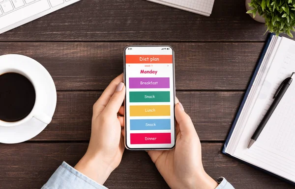 Додаток плану дієти на екрані мобільного телефону у жіночих руках — стокове фото