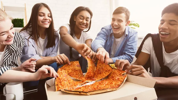 Ideje snack. Boldog diákok étkezési pizza és beszélgető — Stock Fotó