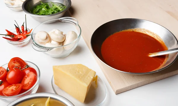 Pizza koken ingrediënten. Kaas, champignons en saus in kommen — Stockfoto