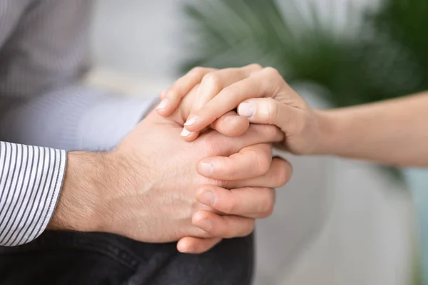 Супруги держатся за руки, оказывают психологическую поддержку — стоковое фото