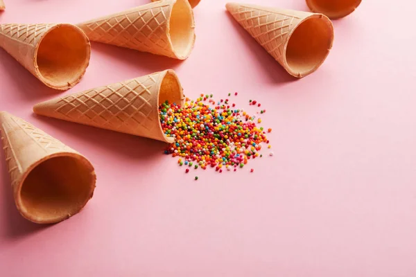 Coni e spruzzi di cialde sulla superficie rosa — Foto Stock