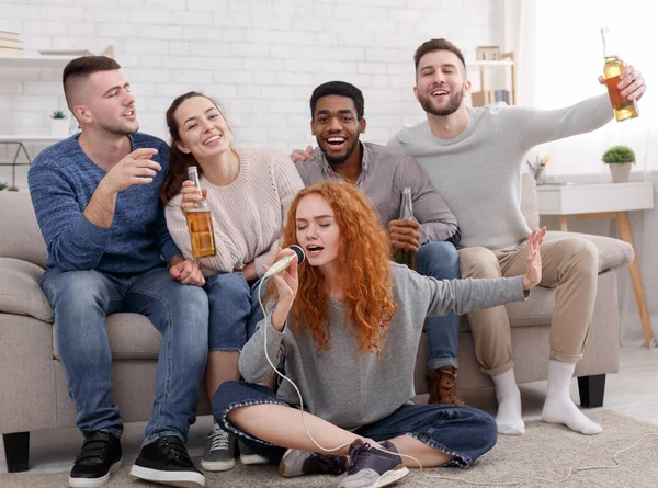 Karaoke spelen. Vrienden die plezier hebben, liedjes zingen — Stockfoto