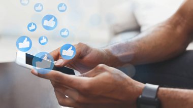 Cep telefonunda sosyal medya uygulamasını kullanan adam