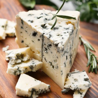 Mavi peynir ve biberiye