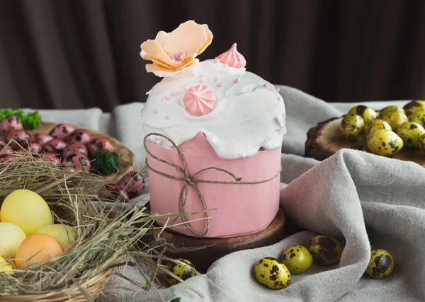 Słodkie ciasto tradycyjne wielkanocne i kolorowe jaja — Zdjęcie stockowe