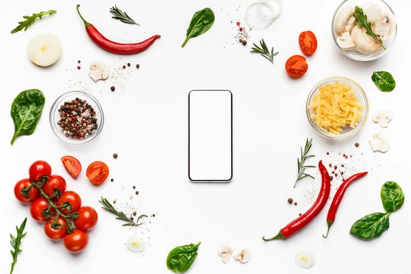 Consegna del cibo. Telefono con schermo vuoto e ingridienti di pizza — Foto Stock