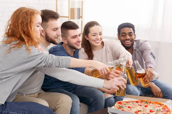 Fira möte. Vänner spottar ölflaskor hemma — Stockfoto
