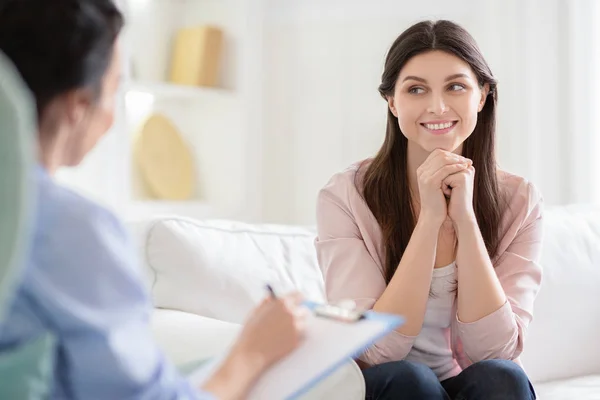 Mujer sonriente hablando con el entrenador de bienestar sobre la motivación — Foto de Stock