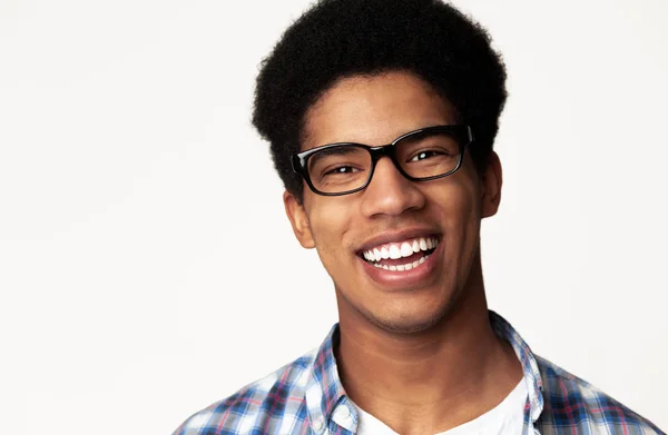 Retrato de estudiante con gafas, fondo claro — Foto de Stock