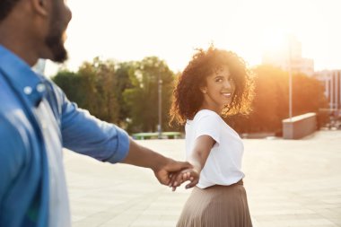 Takip et beni. Boyfriend aşağıdaki kız arkadaş tutarak el