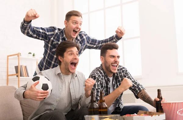 Fußballfans. Freunde feuern Lieblingsteam zu Hause an — Stockfoto