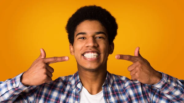 Perfect smile. Guy showing and pointing fingers on teeth — Stock Photo, Image