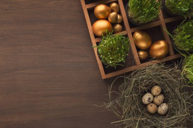 Ahşap arka planda Paskalya altın yumurta