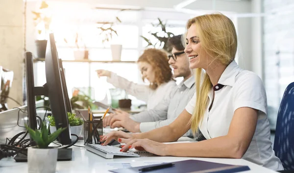 Equipo de negocios casual trabajando en computadoras en la oficina — Foto de Stock