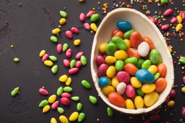Çikolata yumurta ve renkli şekerler
