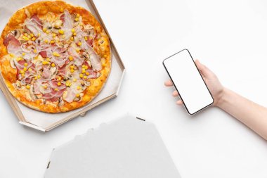 Online yemek siparişi. Karton kutuda pizza, üst görünüm