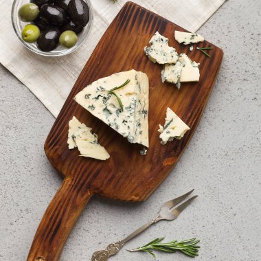 Ahşap tahta üzerinde servis edilen mavi peynir