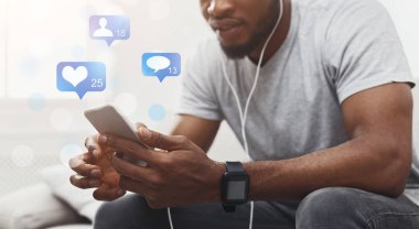 Adam yayın canlı sosyal medya ile telefon kullanarak