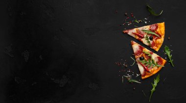 Roket salatası ve baharatlar ile pizza iki dilim, kopya alanı
