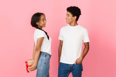 Kız erkek, pembe arka plan mevcut gizleme