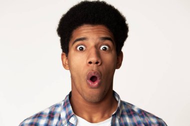 Omg. Şok adam stüdyo arka plan üzerinde kamera bakıyor