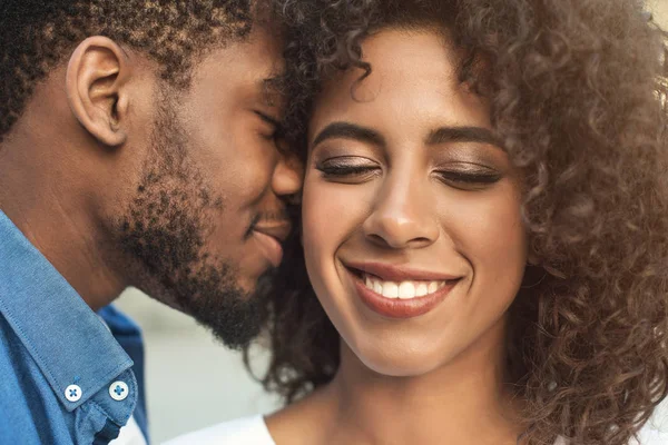 Tender moment. Couple enjoying date in the city — Stock Photo, Image