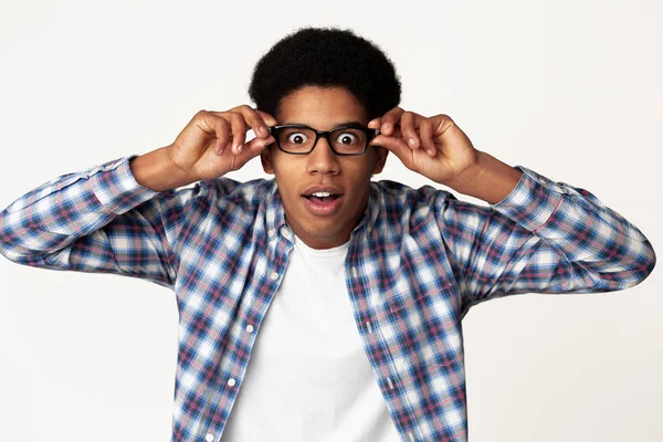 Zaskoczony African-American student dotykając okulary uczucie wstrząśnięty — Zdjęcie stockowe
