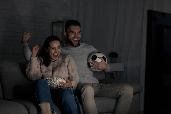 Junges Paar schaut Fußballspiel im Fernsehen — Stockfoto