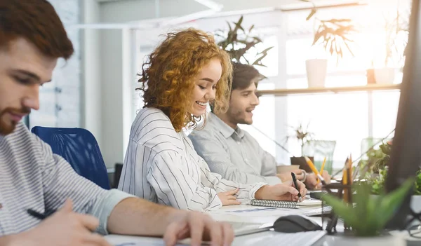 Jóvenes millennials trabajando en el espacio de coworking — Foto de Stock