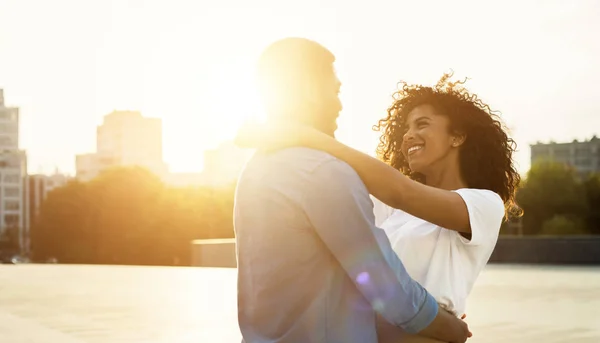 Aproveite o momento. Amante casal abraçando ao pôr do sol — Fotografia de Stock