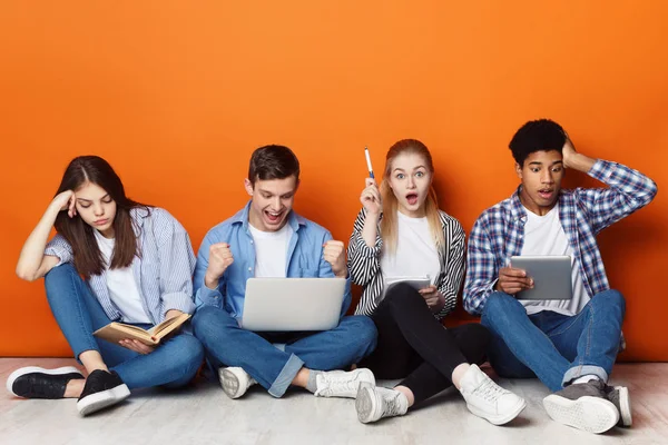 Tarefa e conceito de aprendizagem. Alunos que se preparam para exames — Fotografia de Stock